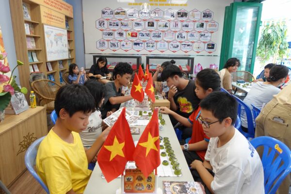 Các học viên đang tập trung cao độ thi đấu và nghiên cứu chiến thuật Cờ Đông Sơn tại Không gian Văn hóa Hồ Chí Minh - Đường Sách TP. Thủ Đức trong Khóa 2 Hè 2026.