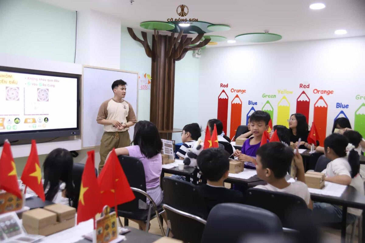 Các kỳ thủ nhí chăm chú học luật chơi Cờ Đông Sơn cùng huấn luyện viên tại không gian hiện đại của Focus Learning trong buổi khai giảng Khóa 1 Hè 2026.