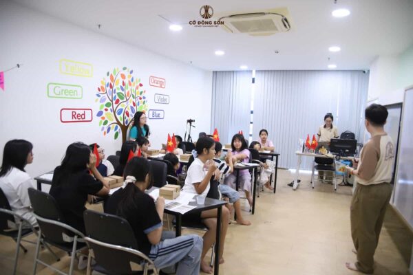 Toàn cảnh không gian lớp học Cờ Đông Sơn Khóa 1 Hè 2026 tại Trung tâm Anh ngữ Focus Learning, nơi các học viên nhí đang say sưa lắng nghe huấn luyện viên hướng dẫn.