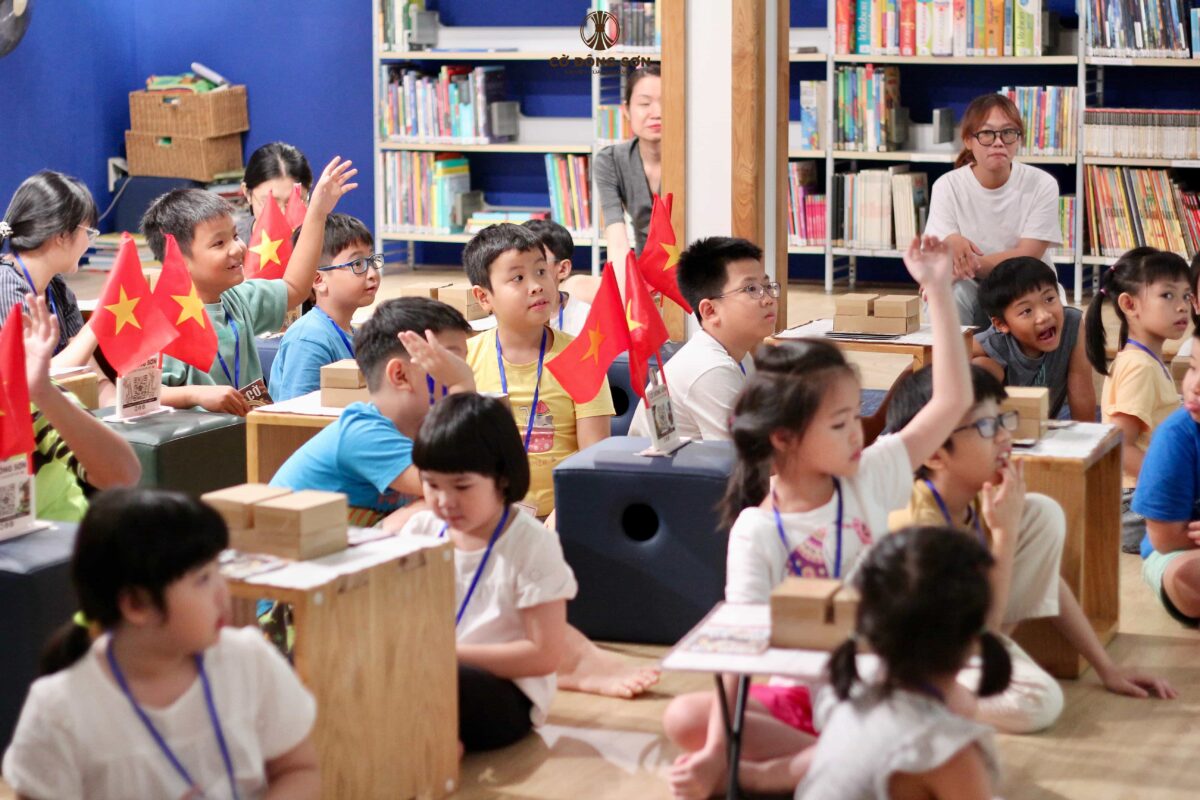 Các bạn nhỏ hăng hái phát biểu trong buổi khai giảng Khóa hè Cờ Đông Sơn 2026 tại thư viện IDECAF.