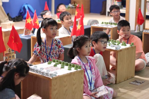 Hình ảnh các kỳ thủ nhí say sưa lắng nghe bài giảng tại lớp học Cờ Đông Sơn Khóa 1 Hè 2026 trong không gian Thư viện IDECAF.