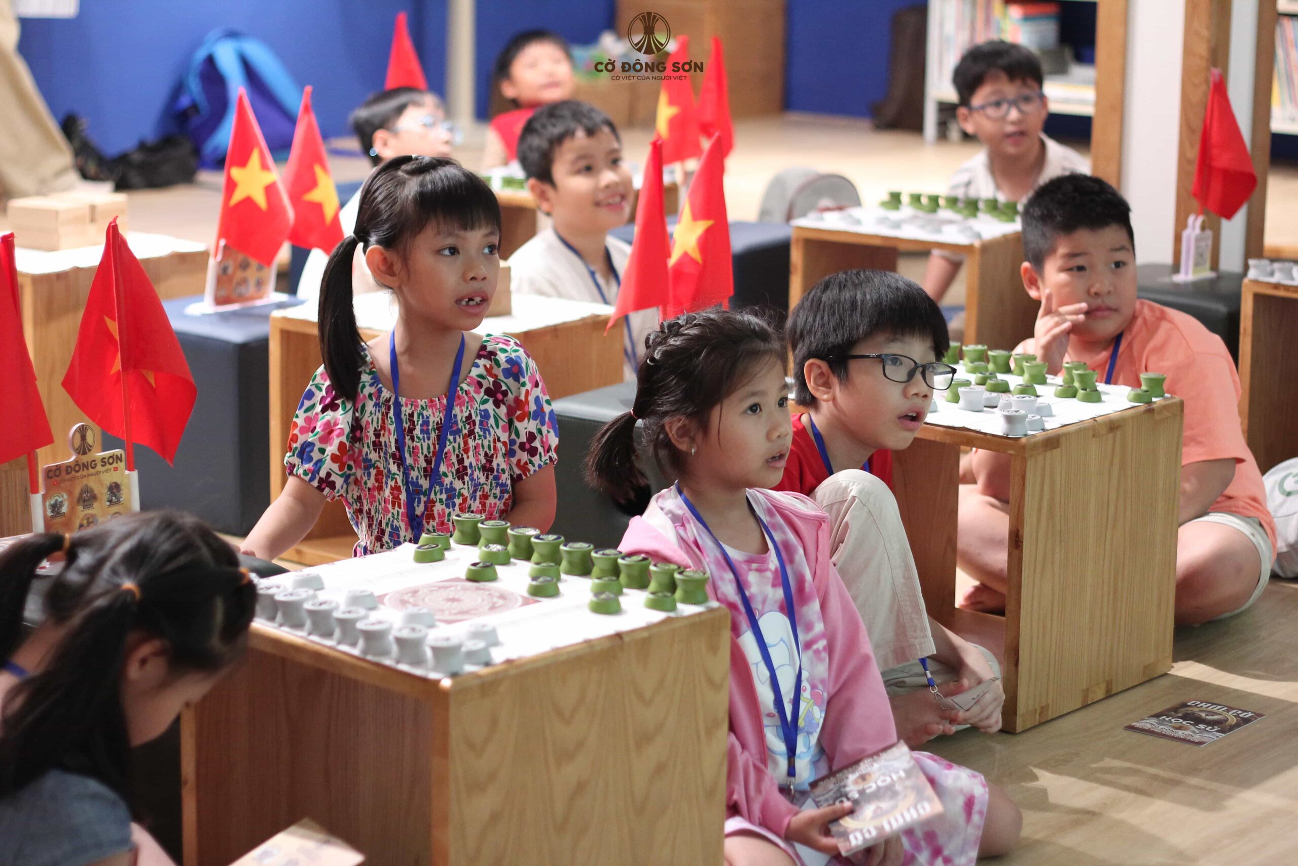 Hình ảnh các kỳ thủ nhí say sưa lắng nghe bài giảng tại lớp học Cờ Đông Sơn Khóa 1 Hè 2026 trong không gian Thư viện IDECAF.