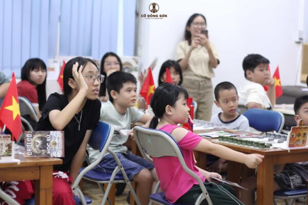 Kỳ thủ nhí hăng hái giơ tay phát biểu trong buổi học Cờ Đông Sơn Khóa 1 Hè 2026 tại CLB Lam Sơn.