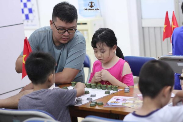 Phụ huynh chăm chú theo dõi các kỳ thủ nhí thi đấu tại không gian CLB Lam Sơn trong Khóa 1 Hè 2026.