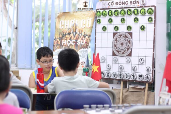 Hai kỳ thủ nhí đang say sưa thi đấu trước bàn cờ giảng dạy cỡ lớn tại CLB Lam Sơn trong Khóa 1 Hè 2026.