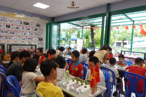 ác kỳ thủ nhí đang tập trung thi đấu và tìm hiểu Cờ Đông Sơn trong buổi khai giảng Khóa 2 Hè 2026 tại không gian mở của Đường Sách TP. Thủ Đức.
