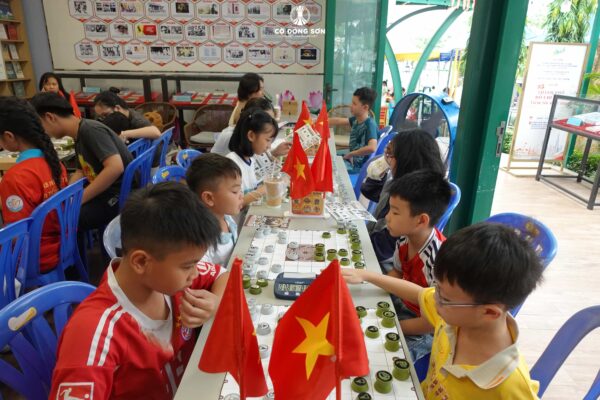 Các kỳ thủ nhí đang tập trung cao độ thi đấu tính giờ môn Cờ Đông Sơn trong buổi học Khóa 2 Hè 2026 tại không gian Đường Sách TP. Thủ Đức.