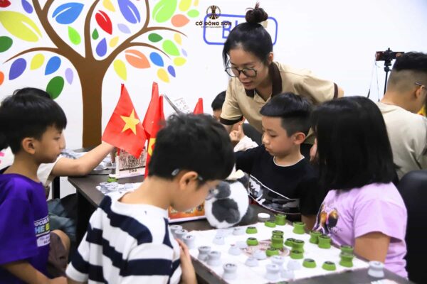 Các kỳ thủ nhí đang say sưa thực hành chơi Cờ Đông Sơn dưới sự hướng dẫn tận tình của giáo viên tại Focus Learning trong Khóa 1 Hè 2026.