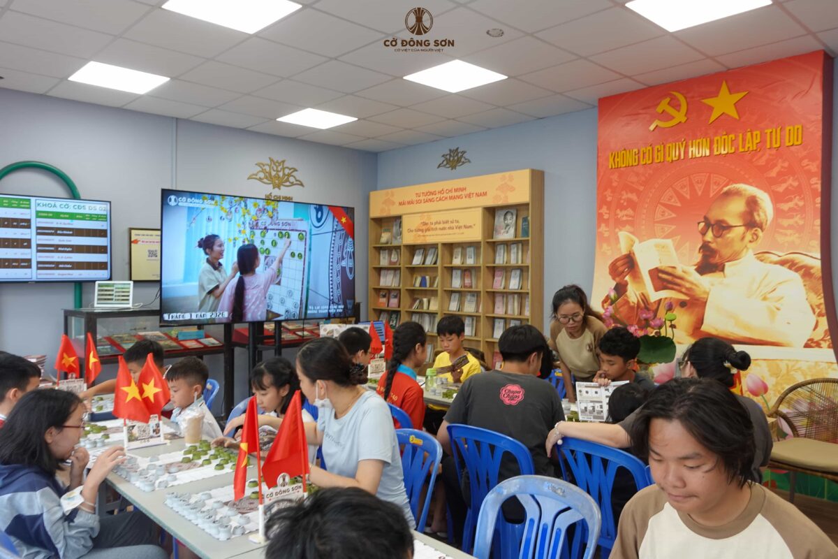 Toàn cảnh các kỳ thủ nhí hào hứng tham gia lớp học Cờ Đông Sơn Khóa 2 Hè 2026 tại Không gian Văn hóa Hồ Chí Minh – Đường Sách TP. Thủ Đức.